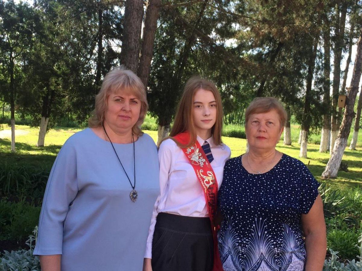 Ученица 11 класса Марченко Дарья, мама Света и бабушка Валентина
