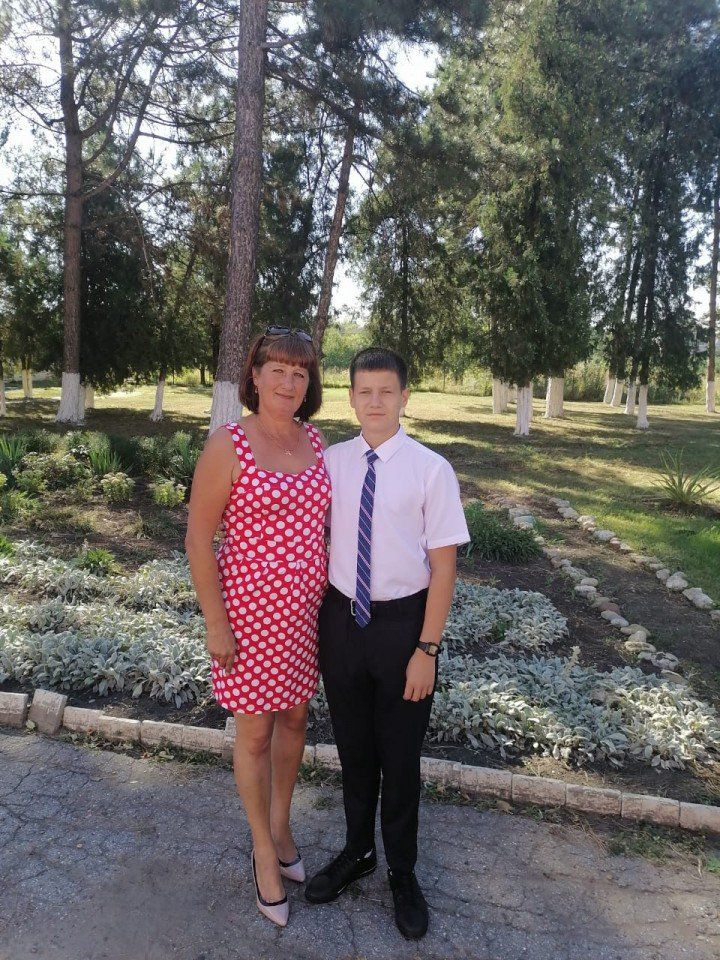 Ученик 11 класса Линченко Роман и мама Лена