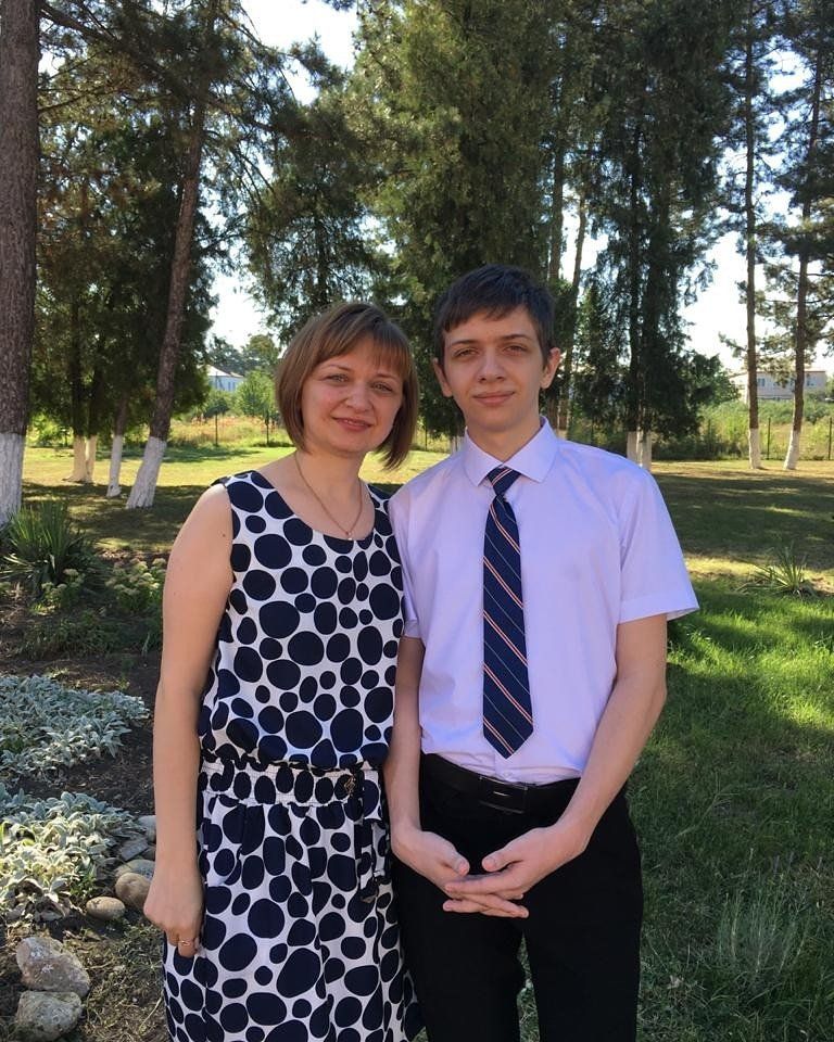 Ученик 11 класса Григорян Андрей и мама Таня