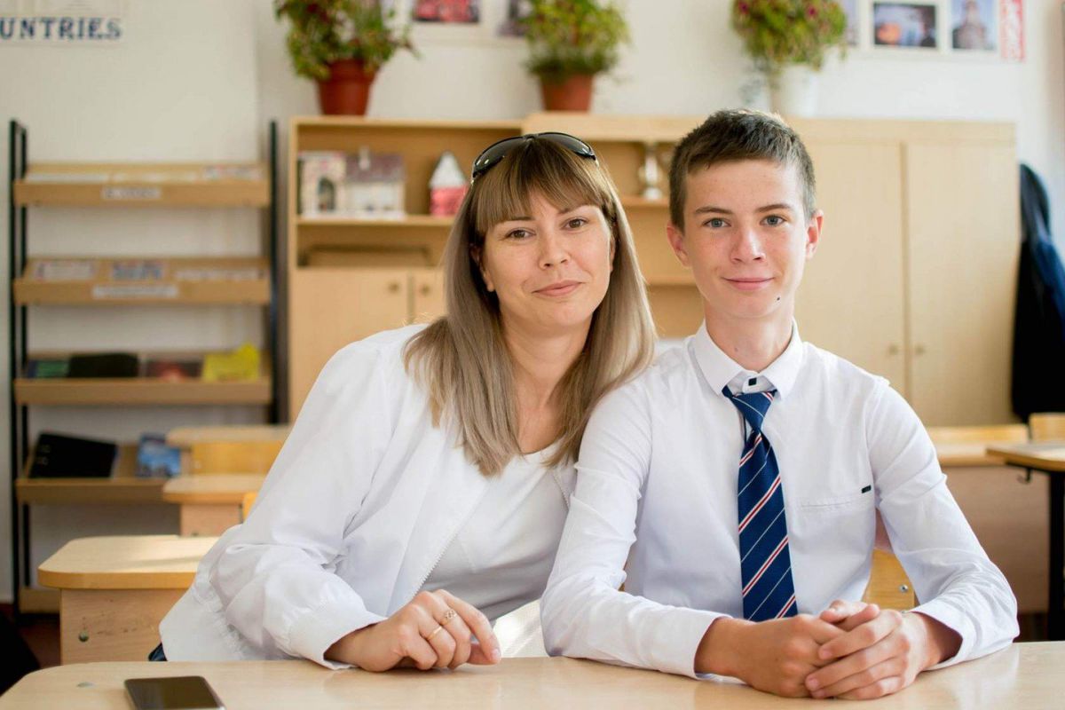 Ученик 9 класса Антипов Владимир и его мама Кристина